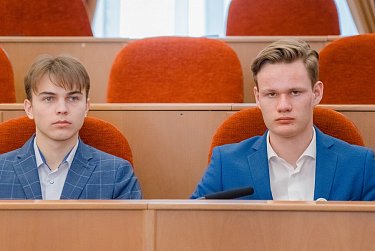 Студенты на экскурсии в областном парламенте