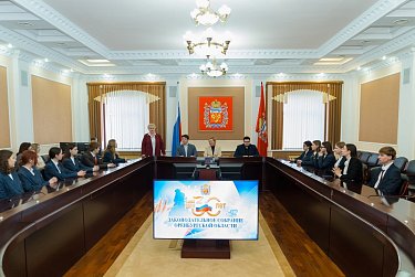 Гимназисты в депутатских креслах