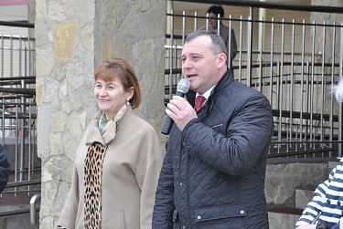 Возле детской поликлиники появились новые ели