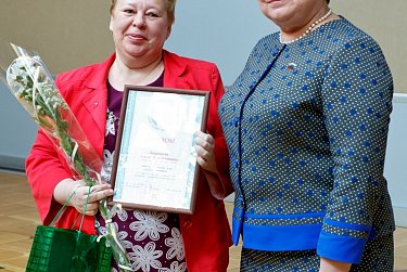 Награды победительницам конкурса «Женщина – героиня и созидательница»