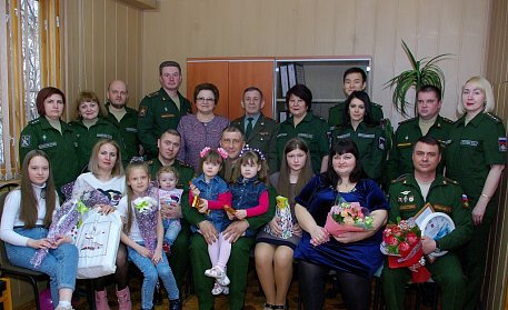 Многодетным семьям военнослужащих вручены жилищные сертификаты