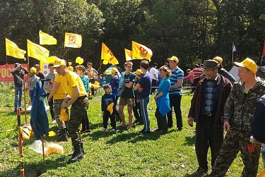 Депутат Владимир Фролов отметил исполнителей гитарной песни