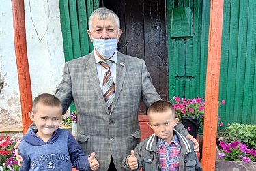 Каждому школьнику по ранцу!