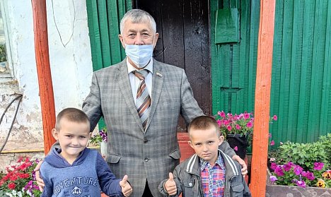 Каждому школьнику по ранцу!