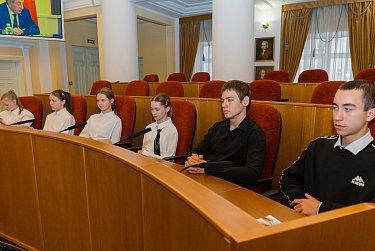 Школьники на экскурсии у законодателей