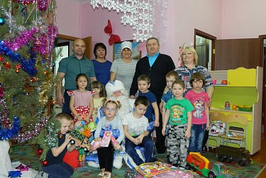 Маленькие оренбуржцы принимают поздравления от депутатов Законодательного Собрания