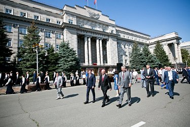 Автомобили для лучших учителей Оренбуржья