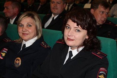 Сотрудники российской полиции принимают поздравления