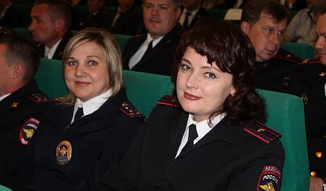 Сотрудники российской полиции принимают поздравления