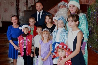 Сергей Салмин поздравил с новогодними праздниками жителей своего округа