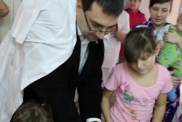 Взрослым - консультация, детям - подарки 