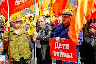 Фракции КПРФ и «Справедливая Россия» прошли объединенной колонной