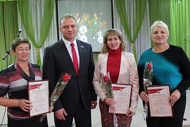  Депутаты поздравили оренбургских учителей с профессиональным праздником