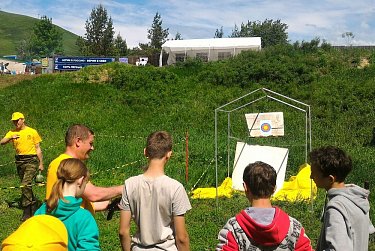 Депутат Владимир Фролов отметил исполнителей гитарной песни