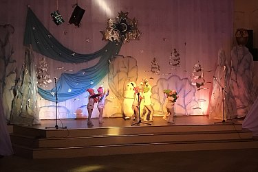 Новый год стучится в двери