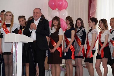 Для выпускников прозвенел последний школьный звонок
