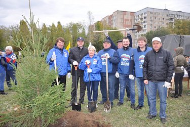 На субботнике в сквере имени Александра Прохоренко