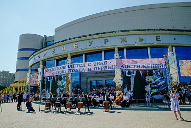 Депутаты поздравили «золотую» молодежь Оренбуржья