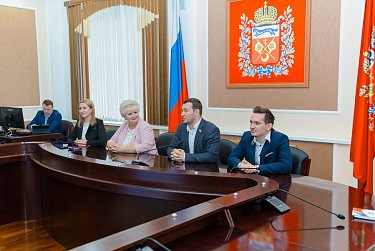 Школьники на экскурсии у законодателей