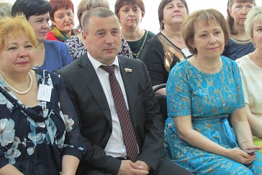 Депутаты поздравили социальных работников с профессиональным праздником