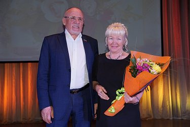 Депутаты поздравляют педагогов Оренбуржья