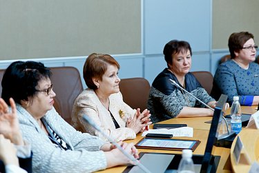 Награды победительницам конкурса «Женщина – героиня и созидательница»