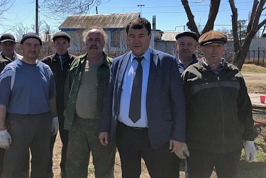 Депутат помогает в благоустройстве поселка 