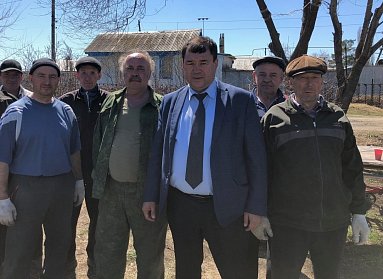 Депутат помогает в благоустройстве поселка