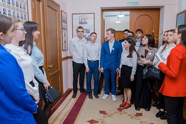 Студенты на экскурсии в областном парламенте