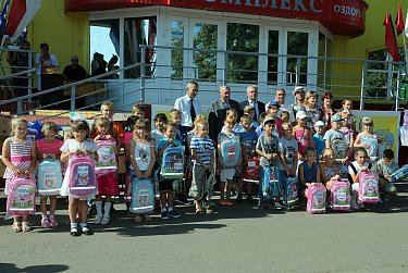 Школьные ранцы привез депутат 