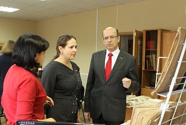 Депутаты Татьяна Иванова и Сергей Романенко побывали в архиве социально-политической истории