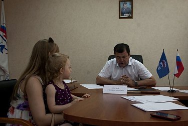 Прием ведет депутат Ермек Алкулов