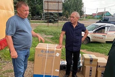 Каждый стремится внести свою лепту и передать частицу тепла