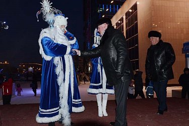 Огни на елочках зажглись