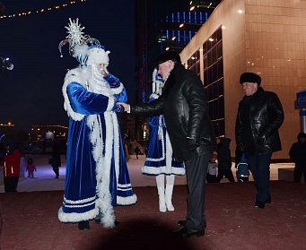 Огни на елочках зажглись
