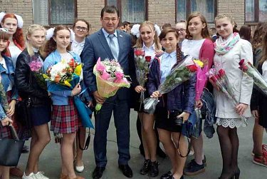 Для выпускников прозвенел последний школьный звонок