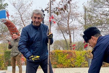 Депутаты вышли на субботник