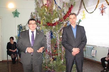 Депутаты дарят детям праздник