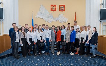 Студенты на экскурсии в областном парламенте