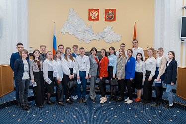 Студенты на экскурсии в областном парламенте