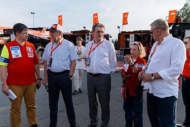 Участников ралли «Шелковый путь» встретили оренбуржцы