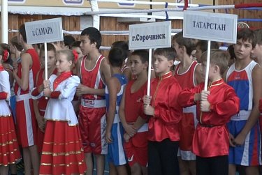 Сергей Салмин наградил юных боксеров