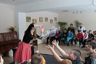 Депутат дарит детям улыбки