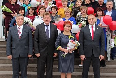  Депутаты поздравили оренбургских учителей с профессиональным праздником