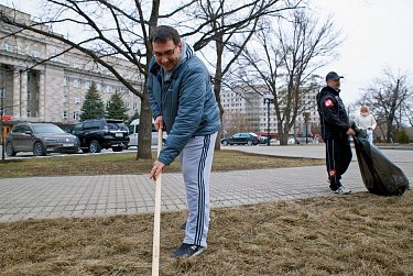 Депутаты на субботнике