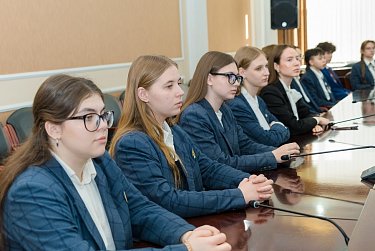 Гимназисты в депутатских креслах