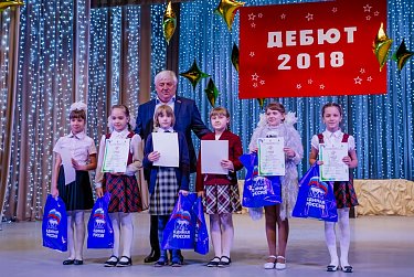 Депутаты наградили юных исследователей – участников конкурса «Дебют»