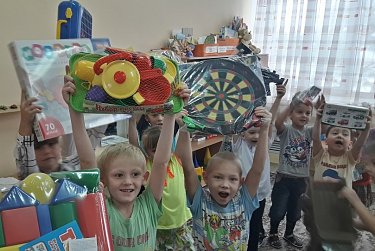 Андрей Аникеев привез подарки детям