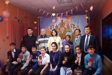 Ермек Алкулов поздравил школьников с получением паспортов