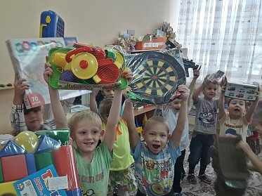 Андрей Аникеев привез подарки детям